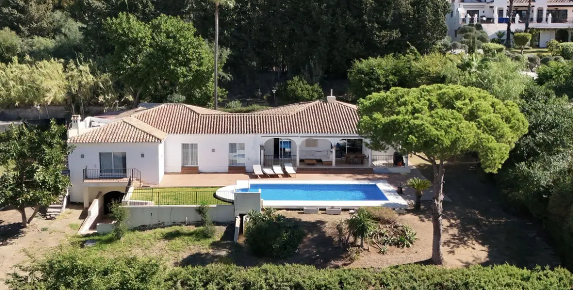 Продажа  отдельно стоящей виллы в Estepona (район El Paraiso) 1