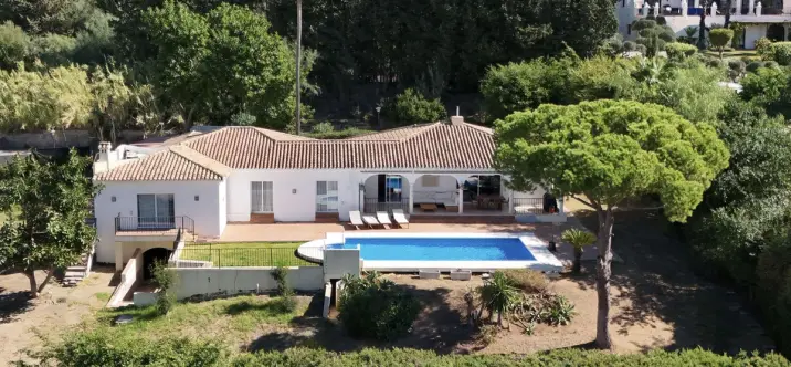Sale of detached villa in El Paraiso 0