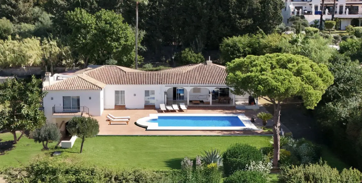 Sale of detached villa in El Paraiso 2