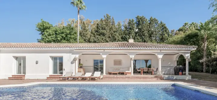 Sale of detached villa in El Paraiso 2