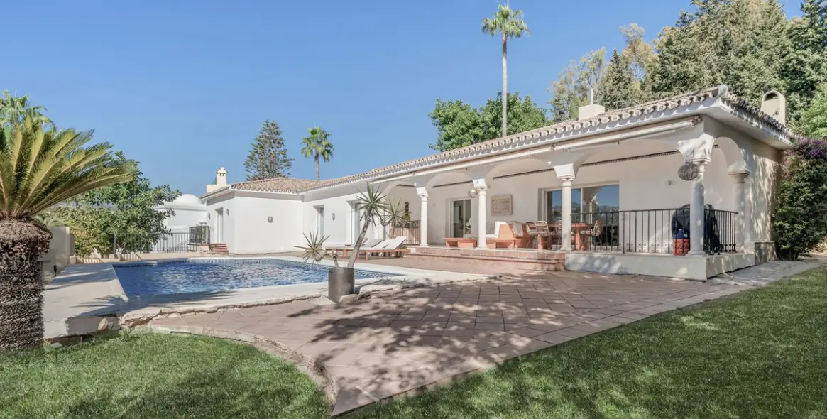 Sale of detached villa in El Paraiso 4