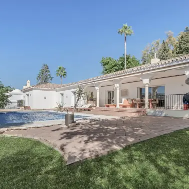 Sale of detached villa in El Paraiso