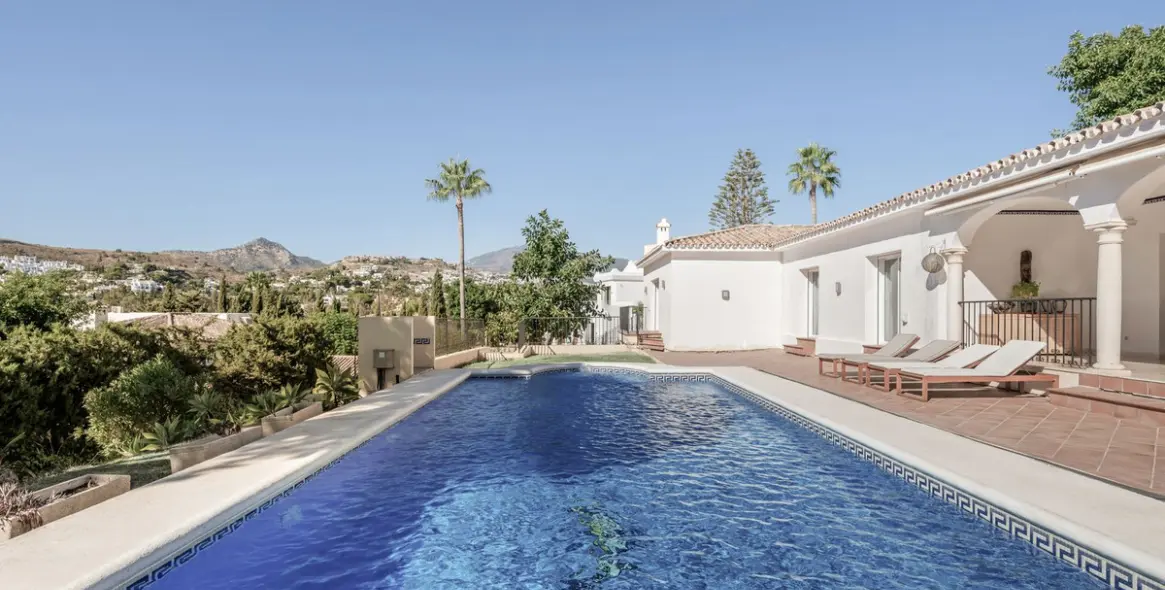Sale of detached villa in El Paraiso 5