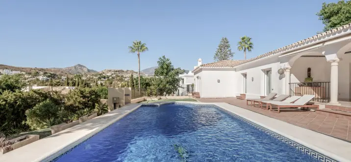 Sale of detached villa in El Paraiso 4