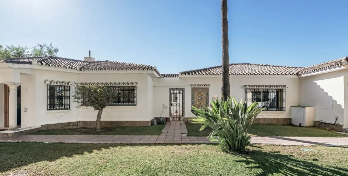 Sale of detached villa in El Paraiso 7