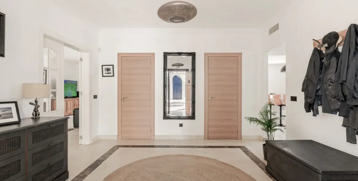 Sale of detached villa in El Paraiso 8