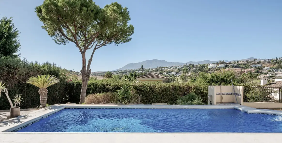 Sale of detached villa in El Paraiso 20