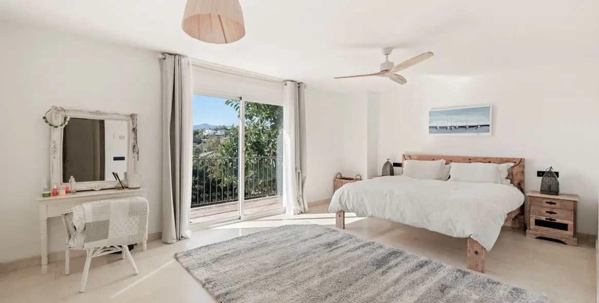 Venta de villa independiente en El Paraiso 28