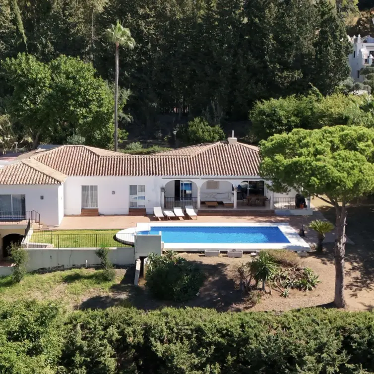 Продажа  отдельно стоящей виллы в El Paraiso