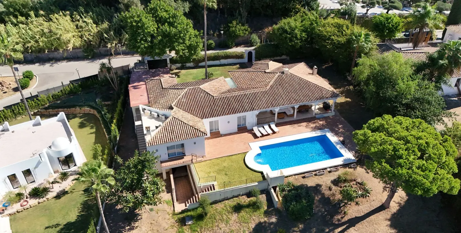 Продажа  отдельно стоящей виллы в El Paraiso 38