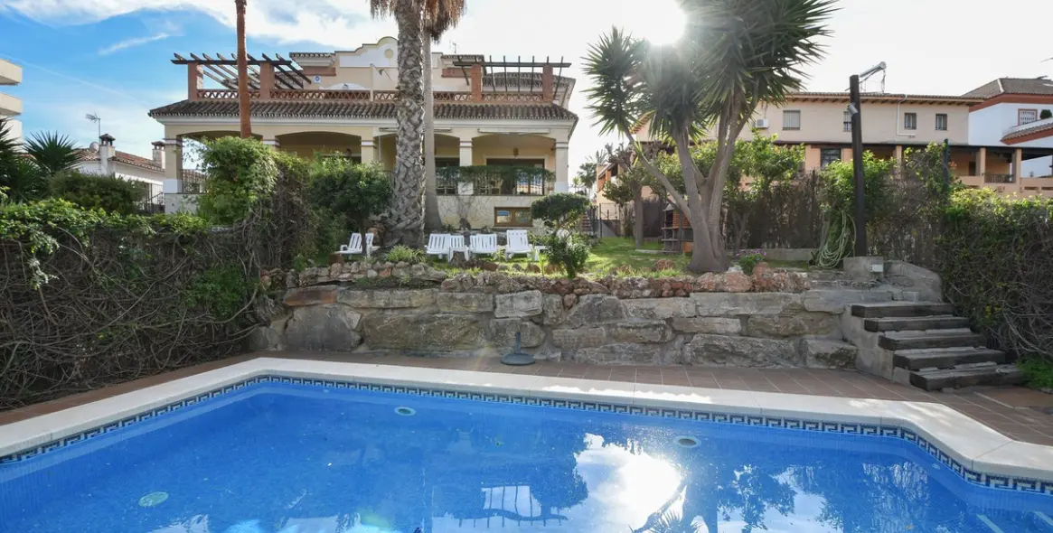 Продажа дома на две семьи в Marbella 1