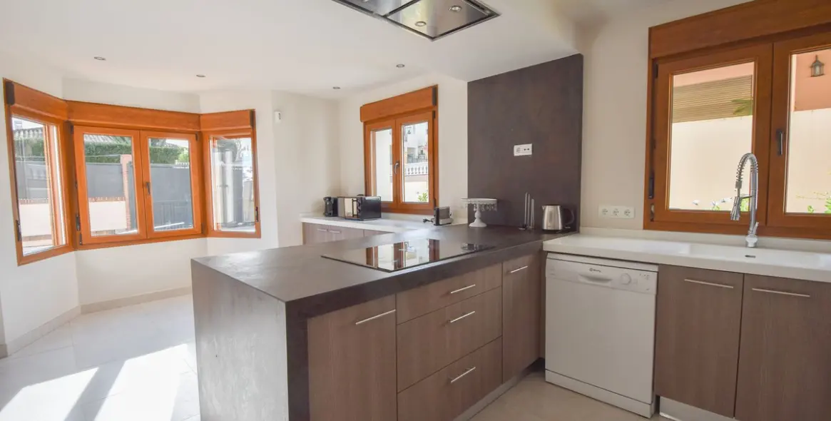 Продажа дома на две семьи в Marbella 18