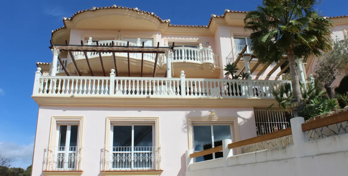 Sale of detached villa in Artola 11