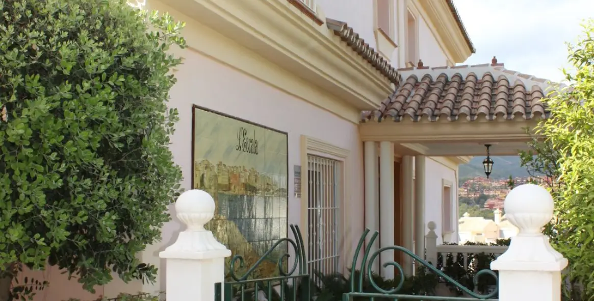 Продажа  отдельно стоящей виллы в Artola 31