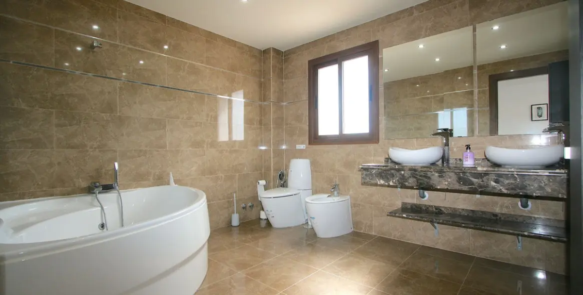 Sale of detached villa in Sierrezuela 19