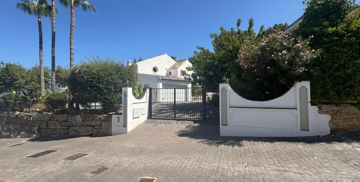 Продажа  отдельно стоящей виллы в Istán 2