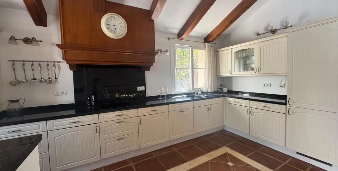 Продажа  отдельно стоящей виллы в Istán 13