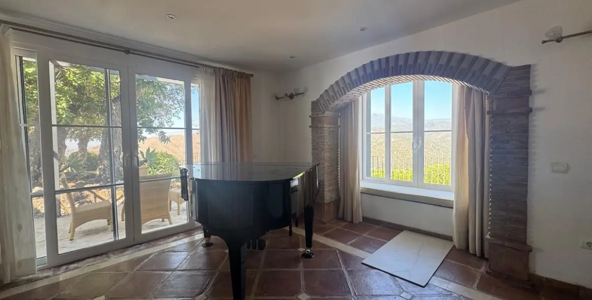 Продажа  отдельно стоящей виллы в Istán 18