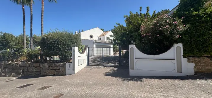 Sale of detached villa in Istán 1