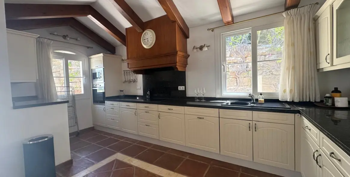 Sale of detached villa in Istán 10