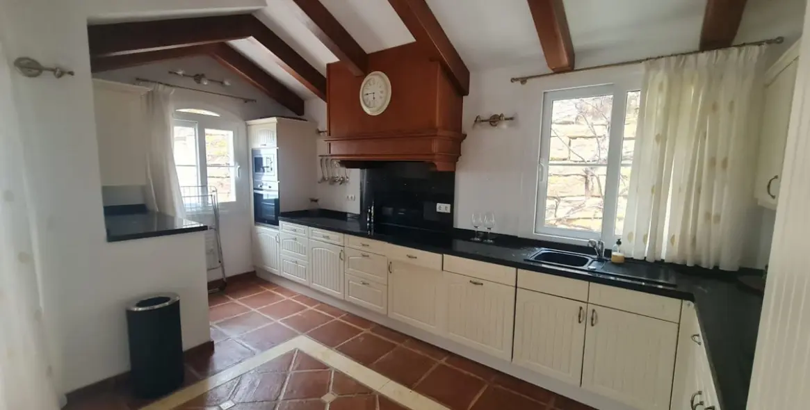 Sale of detached villa in Istán 12