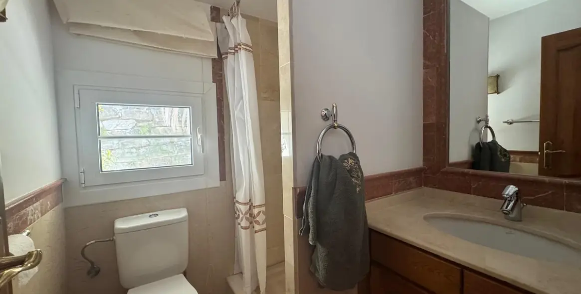 Sale of detached villa in Istán 28