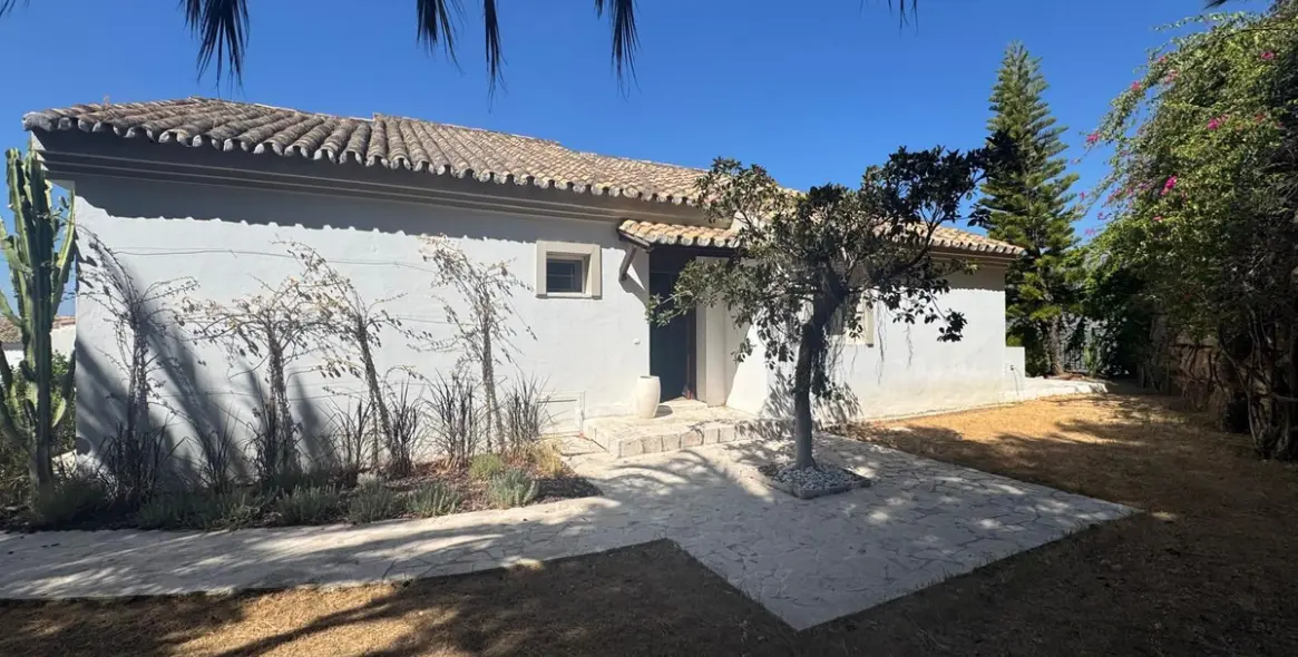 Sale of detached villa in Istán 40