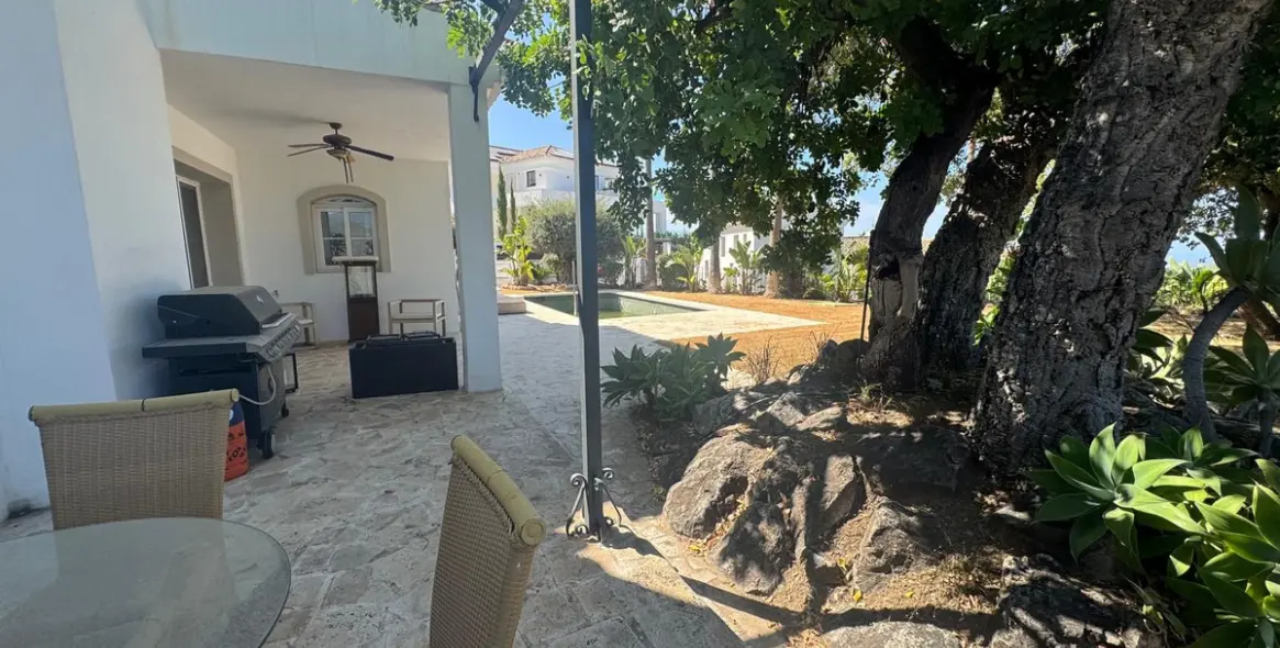 Sale of detached villa in Istán 41