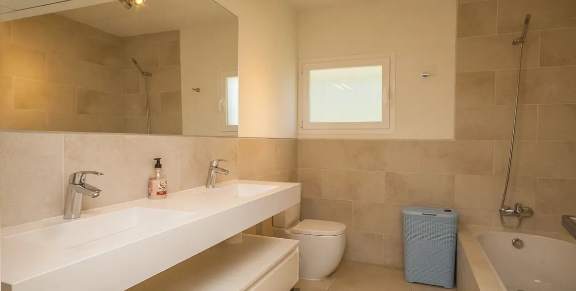 Продажа  отдельно стоящей виллы в Marbella East (район Elviria) 7