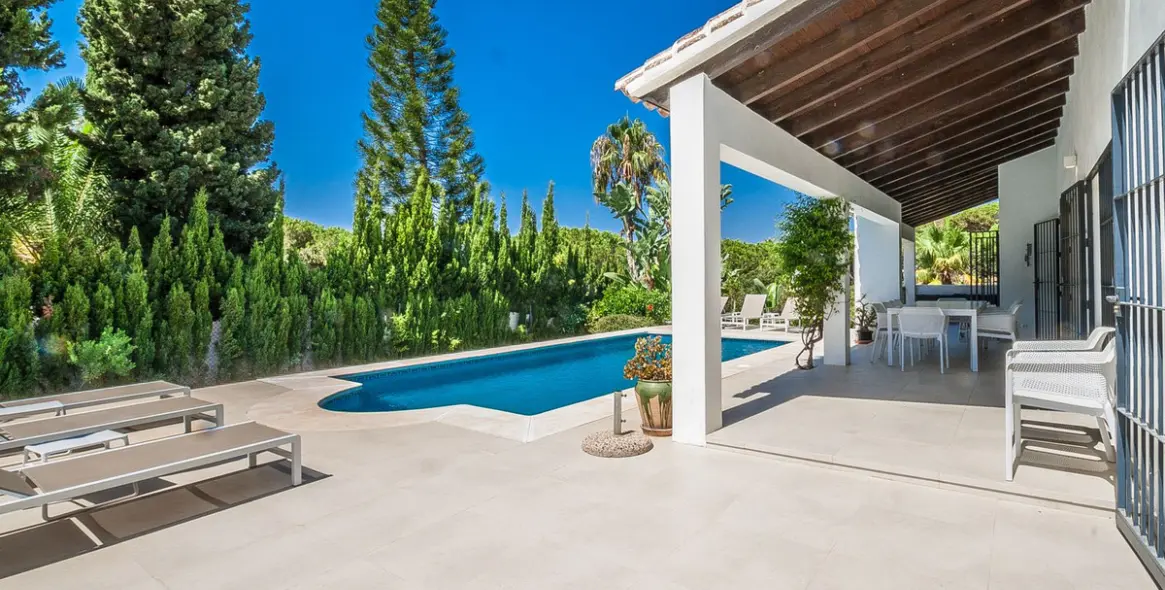 Sale of detached villa in Elviria 15