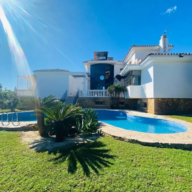 Продажа  отдельно стоящей виллы в Benalmadena