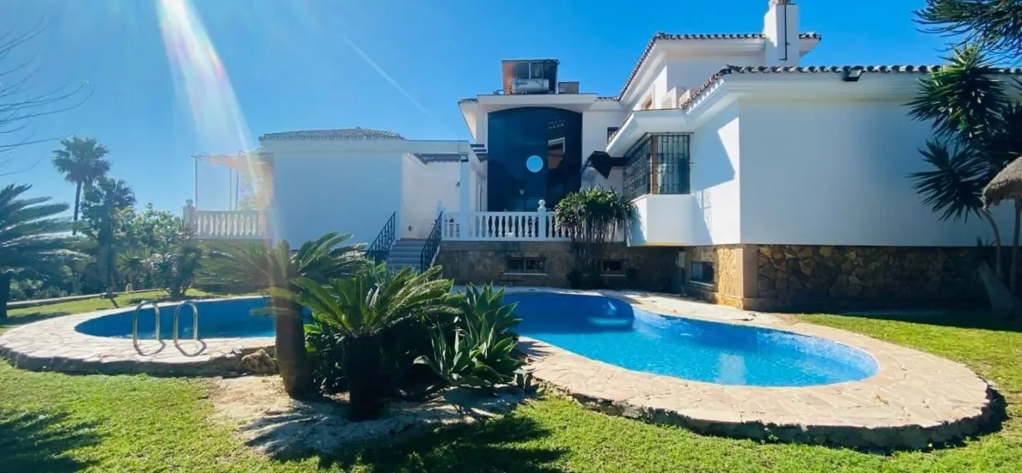 Продажа  отдельно стоящей виллы в Benalmadena 0