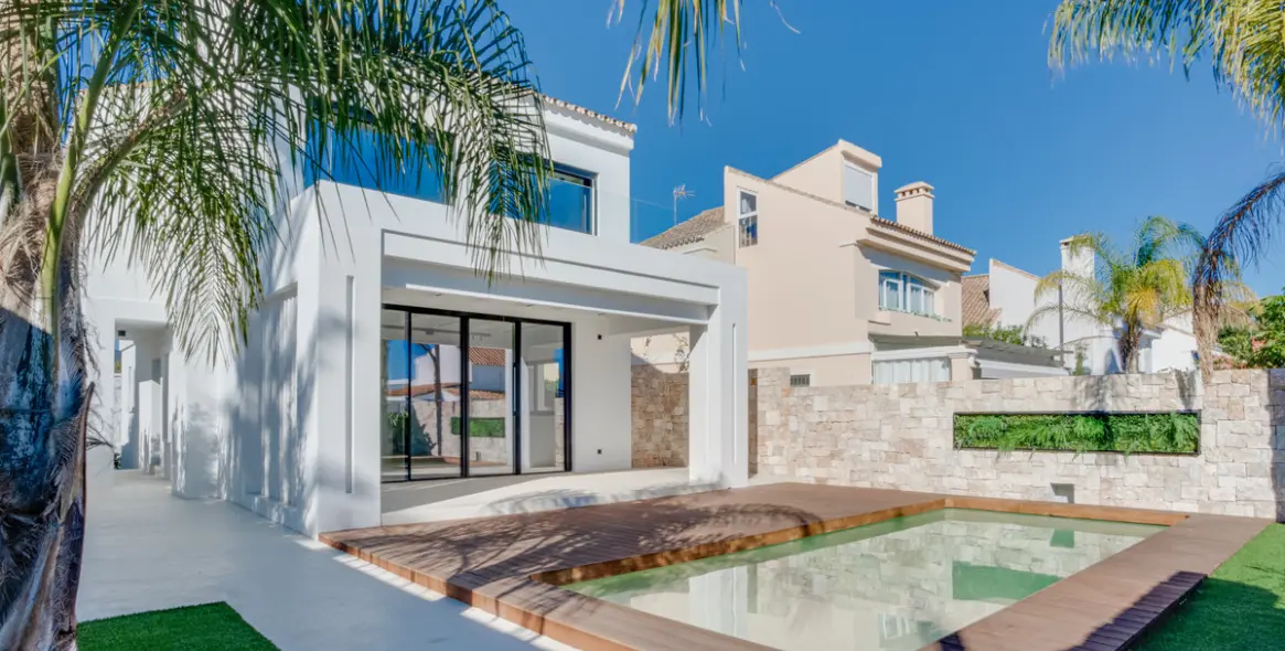 Продажа  отдельно стоящей виллы в Estepona (район Costalita) 1