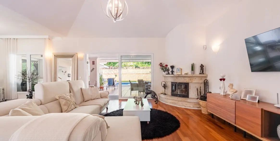 Sale of detached villa in Sierrezuela 6