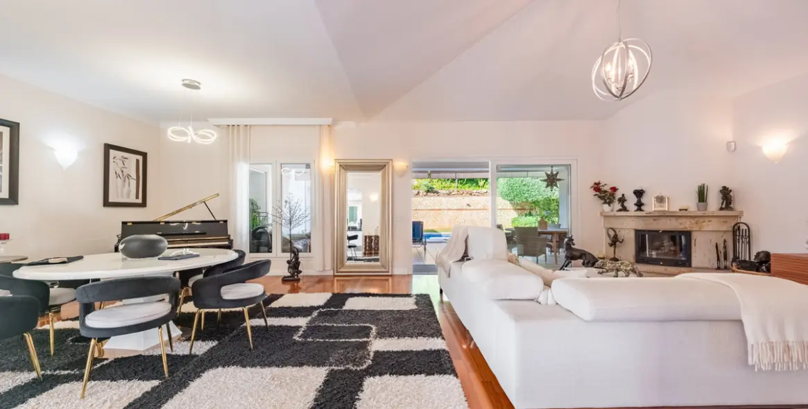 Sale of detached villa in Sierrezuela 8