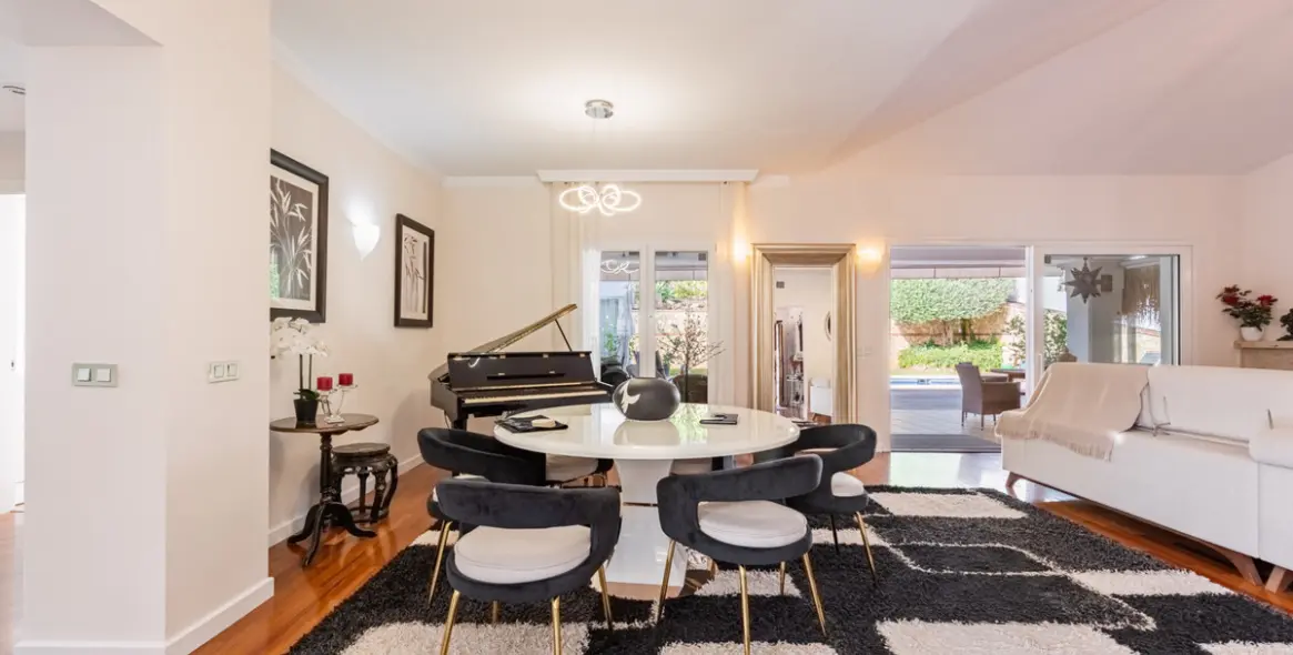 Sale of detached villa in Sierrezuela 10