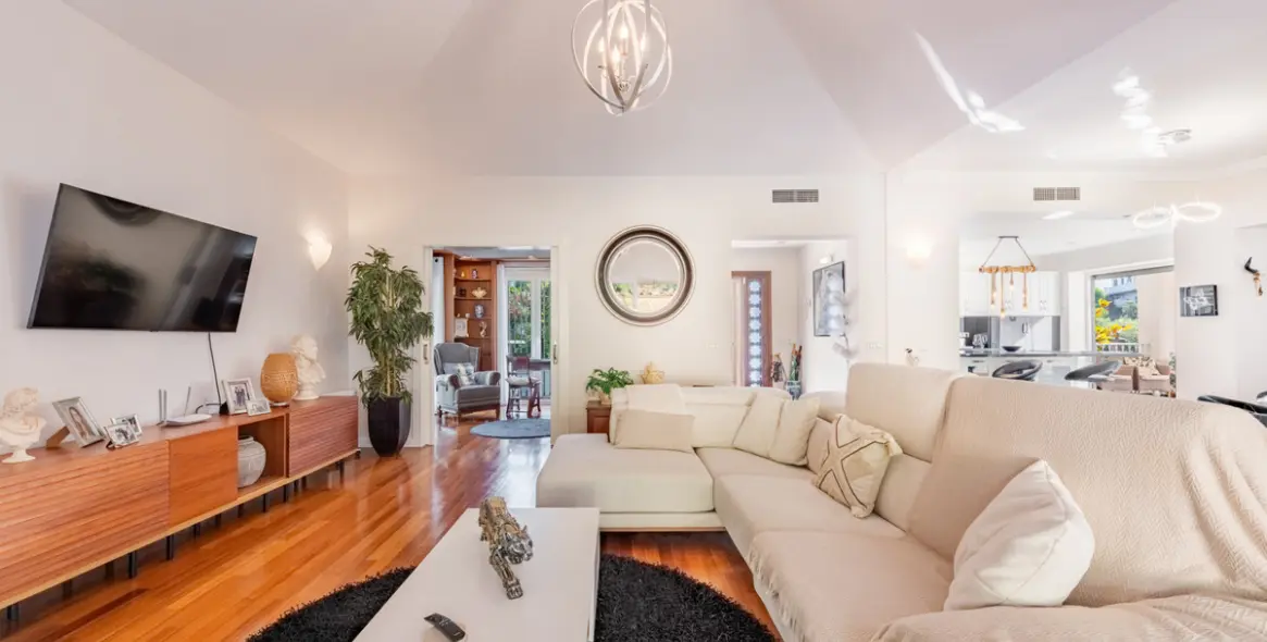 Sale of detached villa in Sierrezuela 12