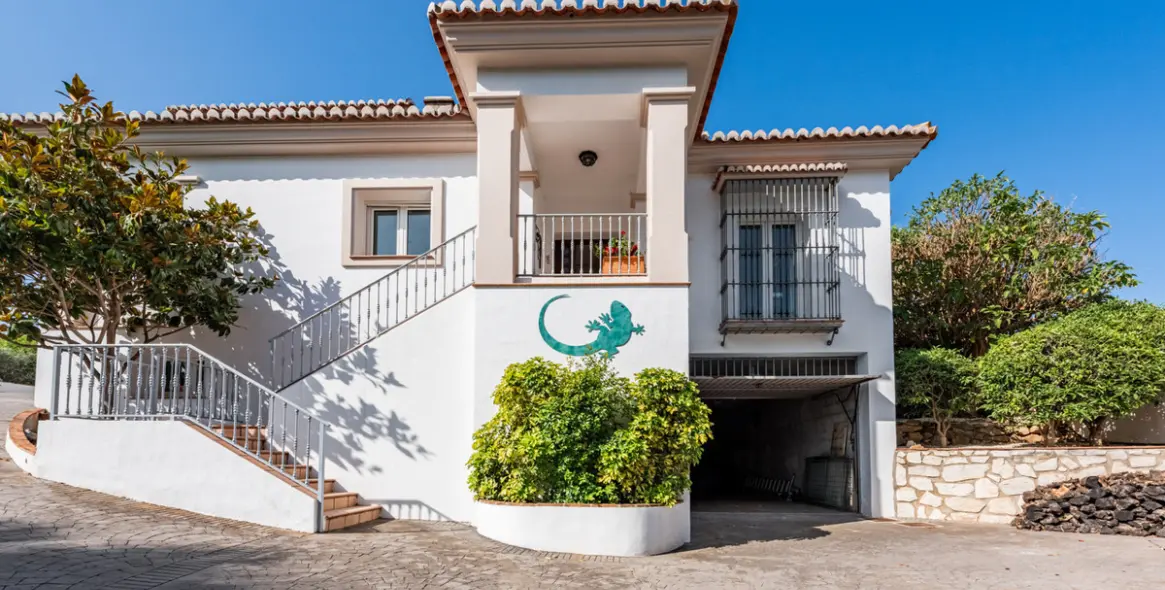 Sale of detached villa in Sierrezuela 28