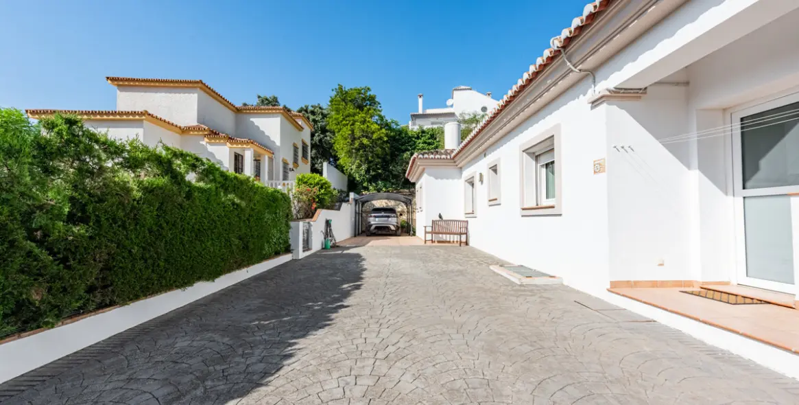 Sale of detached villa in Sierrezuela 30