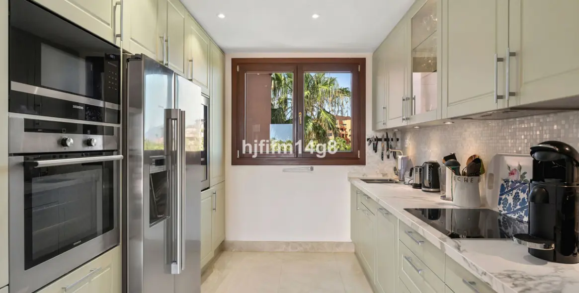 Sale of penthouse in Estepona (district Estepona) 9