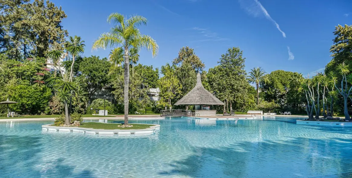 Продажа двухуровневого пентхауса в Guadalmina Baja 1