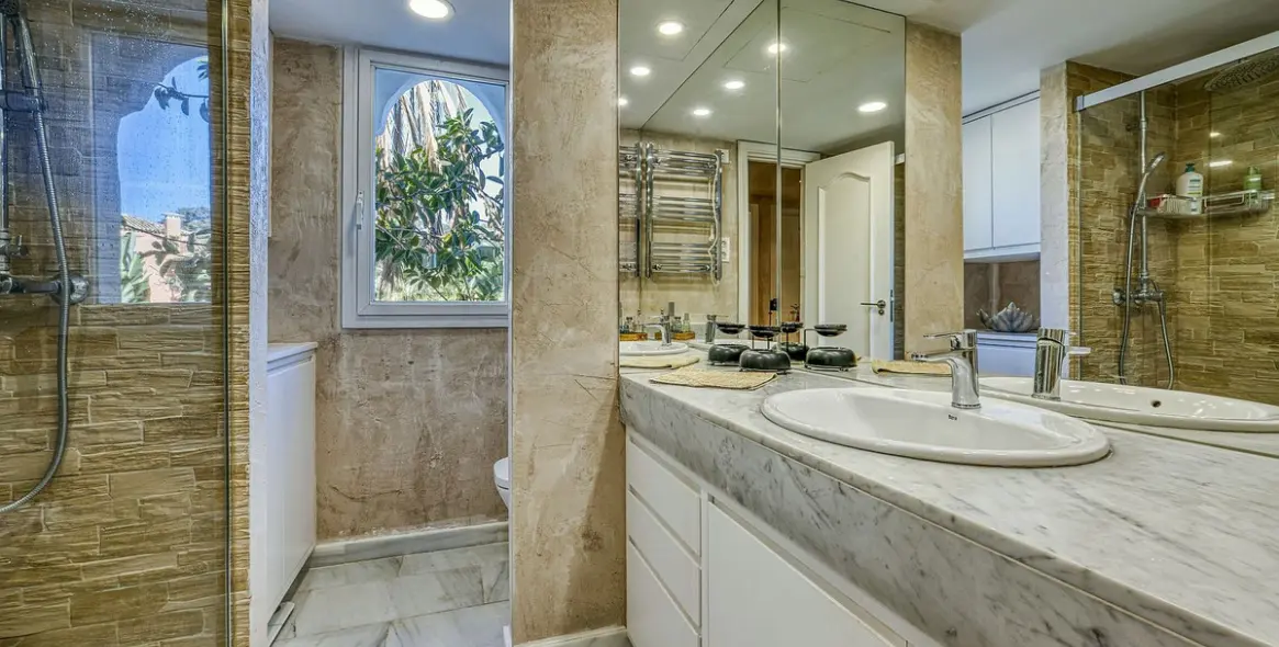 Продажа двухуровневого пентхауса в Guadalmina Baja 24