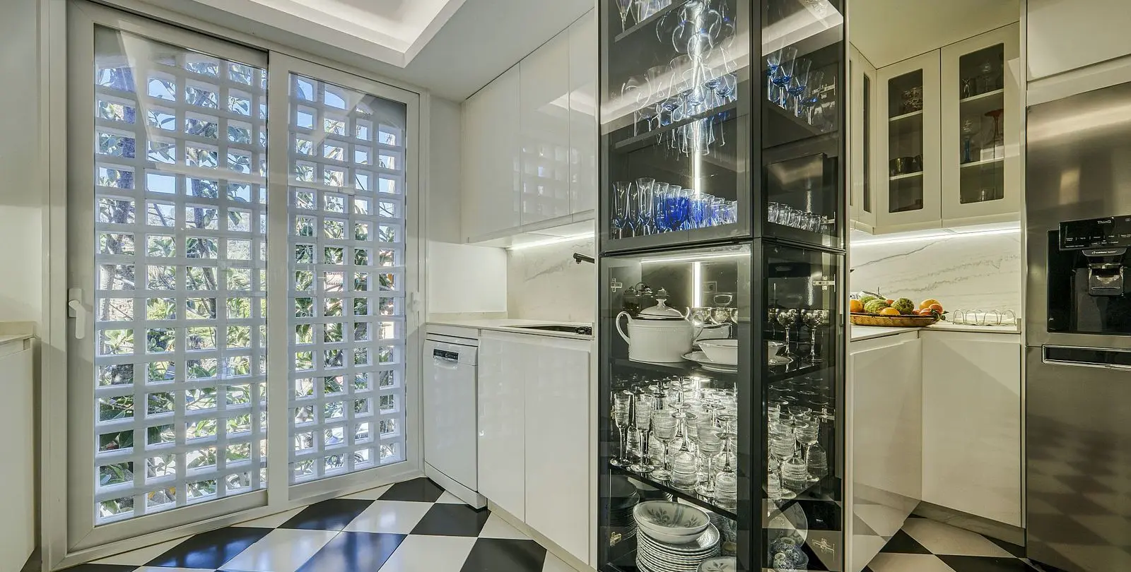 Sale of penthouse duplex in Guadalmina Baja 17
