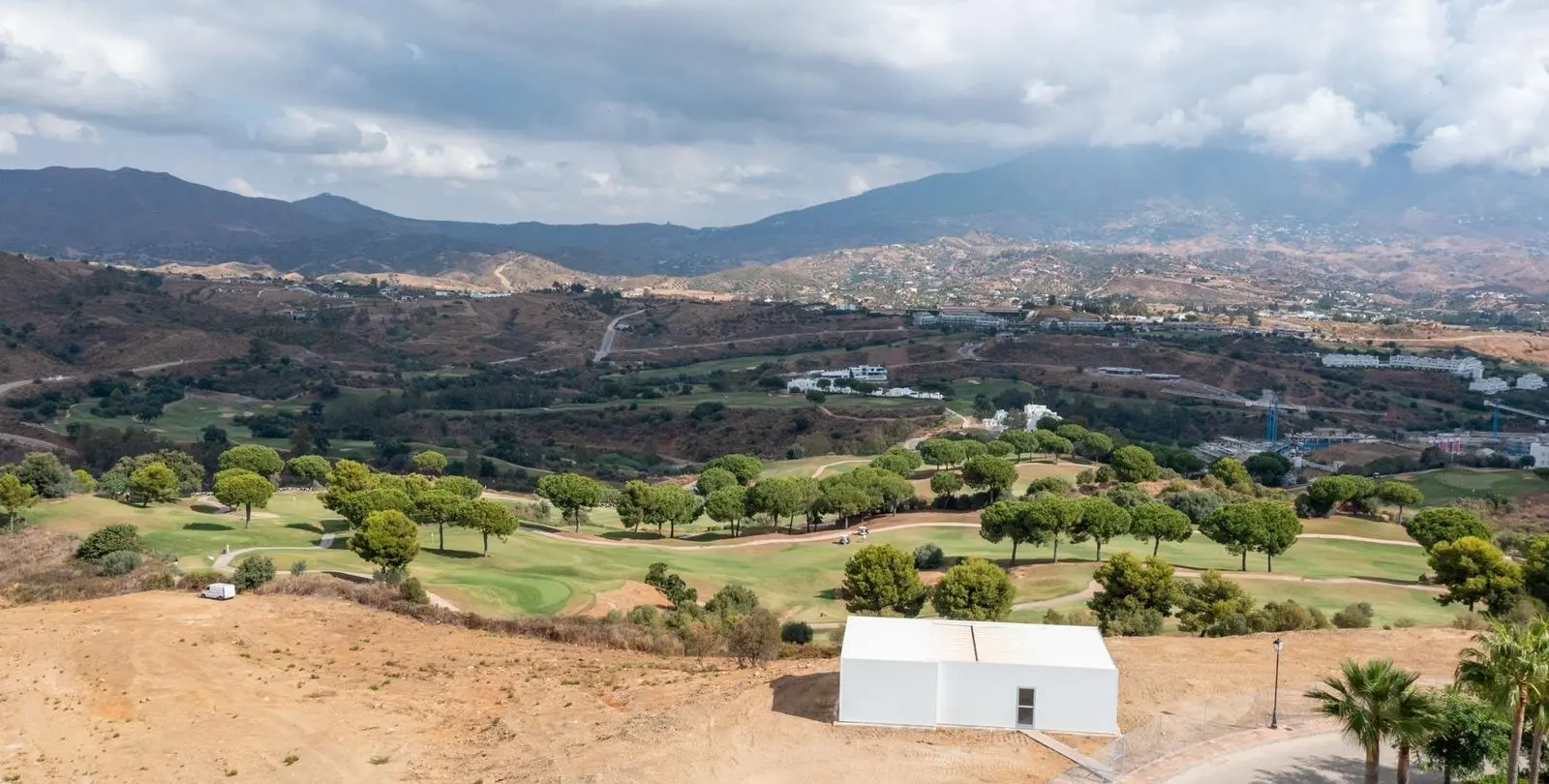 Sale of commercial plot in La Cala Golf 13