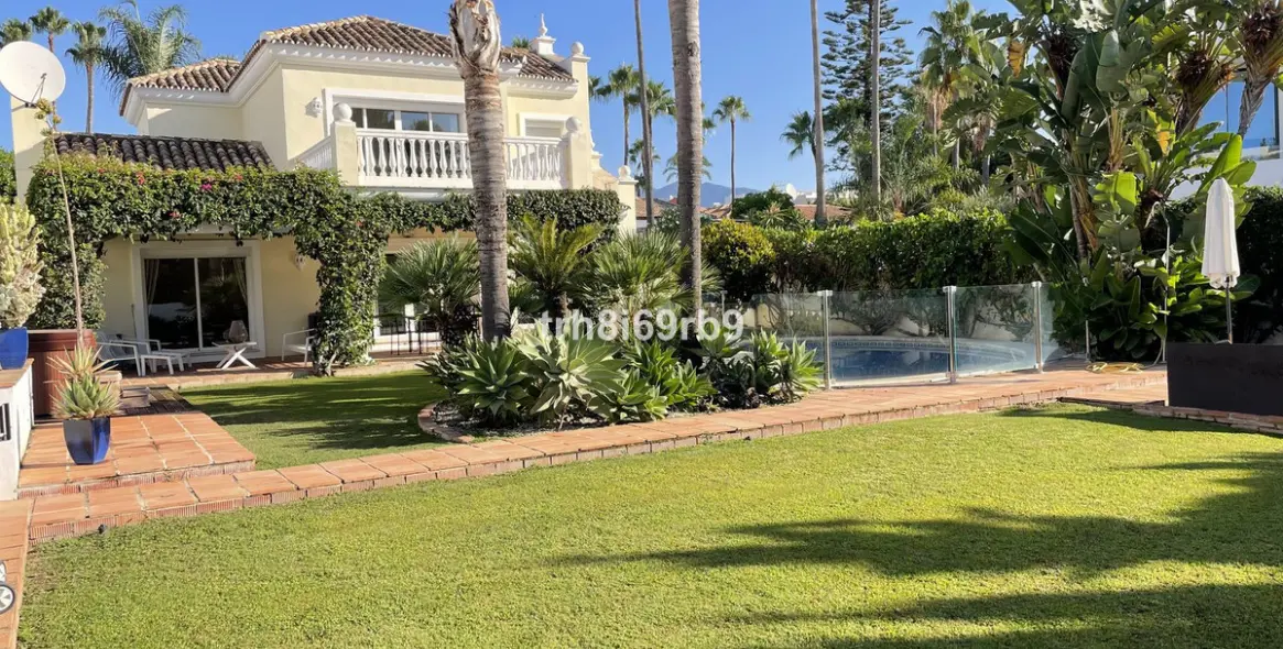 Продажа  отдельно стоящей виллы в New Golden Mile 1