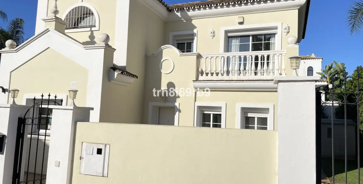 Продажа  отдельно стоящей виллы в New Golden Mile 24