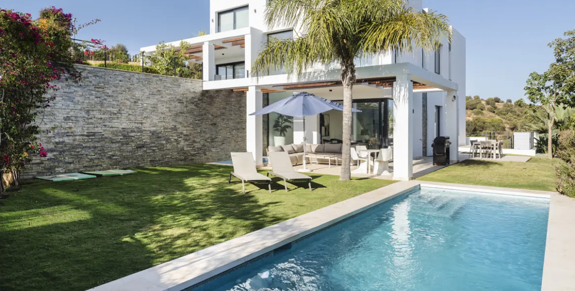 Продажа дома на две семьи в Cabopino 1