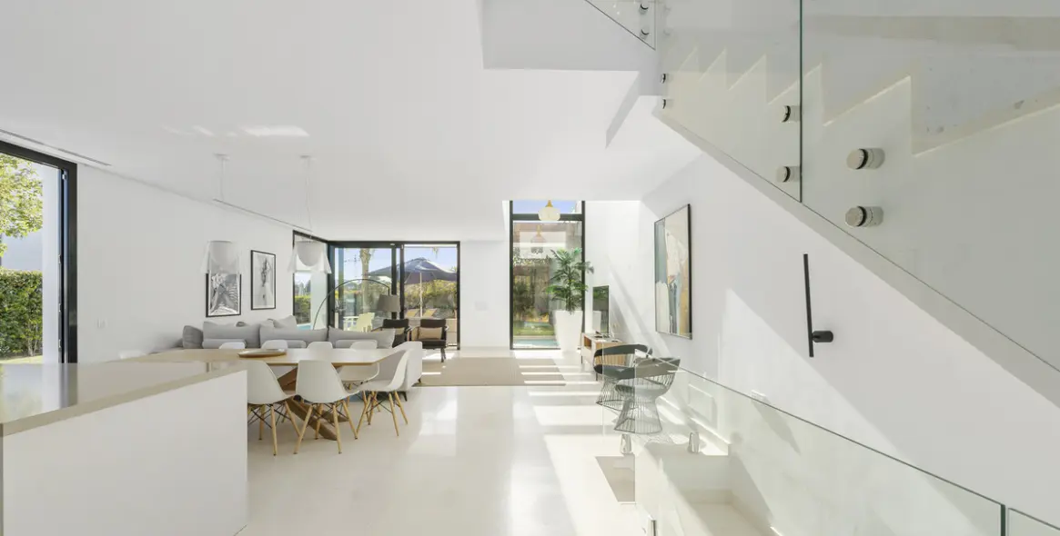 Продажа дома на две семьи в Cabopino 5