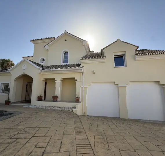 Продажа  отдельно стоящей виллы в Estepona
