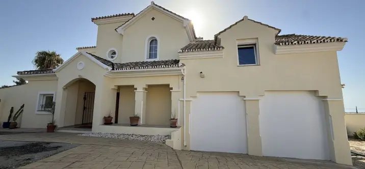 Продажа  отдельно стоящей виллы в Estepona 0